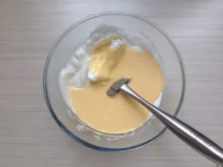 超柔软的棉花蛋糕,用刮刀翻拌均匀,然后倒回剩余的蛋白霜里,用同样的手法翻拌均匀。