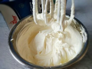 火龙果盒子蛋糕,中速打发到挺立的小尖角