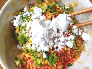 鸡肉蔬菜饼汉堡,加入少许盐和味精,胡萝卜,玉米,青豆。