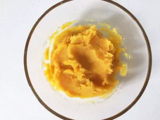 红薯酸奶小蛋糕,把蒸好的红薯捣成泥