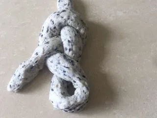 佛系养生黑芝麻辫子面包,第十九步:把下半截往右边旋转下