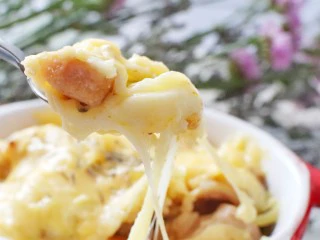 奶香南瓜鸡肉焗饭,最后切少许香菜放在最上面。