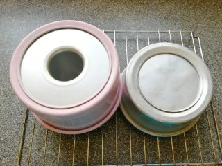 6寸中空戚风蛋糕,出炉以后垂直摔一下震出热气，倒扣在晾网上，凉透以后脱模。