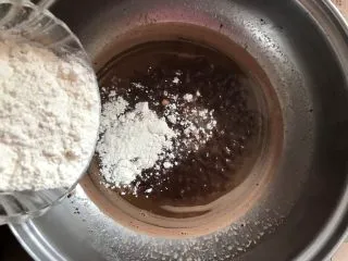 可可酥皮泡芙,大火开后转小火倒入低筋面粉