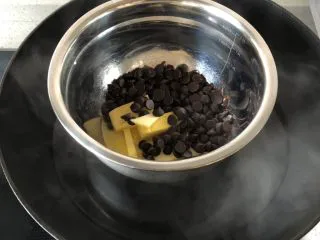 巧克力果仁小蛋糕,切块的黄油+巧克力隔热水融化，搅拌均匀成为黄油可可液 