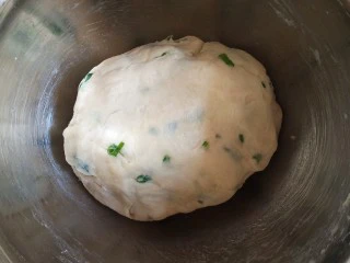 香葱苏打饼干,再用手揉捏，揉成面团