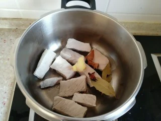 自制海苔肉松,放入姜片、香叶、八角、桂皮、良姜(没有良姜可不放 不影响)