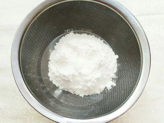 榴芒千层蛋糕,面粉过筛!