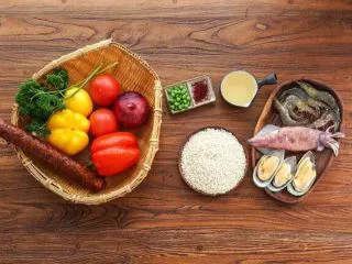 西班牙海鲜饭,首先准备好材料，洗净备用