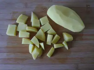 西式蒜香烤土豆,土豆去皮切块