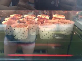 椰香坚果麦芬蛋糕,将烤盘放入烤箱,200度烤15分钟。