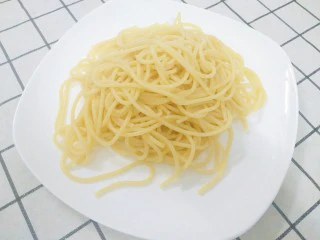 简单版意大利面，在家也能吃出西餐厅味道,捞出过一遍冷水沥干水份装盘备用。