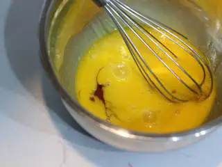 圣诞树枫糖戚风, 蛋黄打散后加入枫糖浆，搅拌均匀 