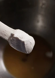 零厨艺脆皮橙汁烤鸡腿 ,剩余的腌料酱汁加入醋+玉米淀粉+柳橙皮屑,混合均匀