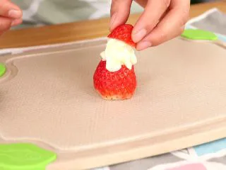 圣诞草莓蛋糕卷,挤入土豆泥，盖上顶部