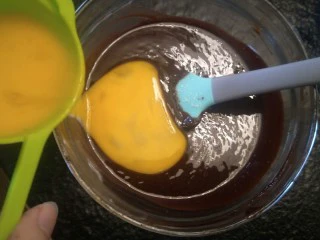 来自冬天的温暖—重芝士布朗尼蛋糕,再加入40克蛋液。