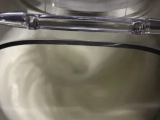 十寸古早蛋糕,有纹路时加入三分之一白糖，转3档继续打发