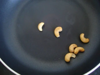 土豆鲜蚝浓汤,腰果干炒一下，切碎备用