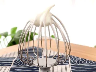 圣诞草莓蛋糕卷,打至打蛋头有小弯钩即可