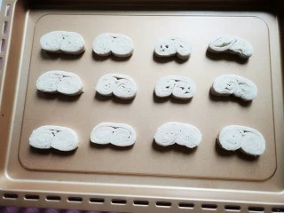 手抓饼蝴蝶酥,将其切成0.5厘米的厚片,放入不粘烤盘中,