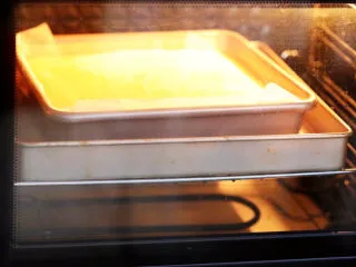 日式棉花蛋糕,放入预热好的烤箱,上下火130度烤50分钟,再转160度烤10分钟