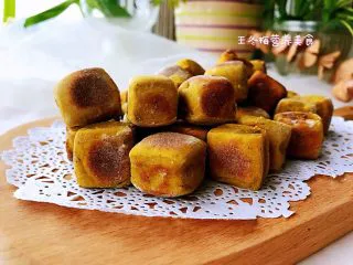 平底锅高钙小馒头,香香的黑芝麻味道随之飘散着，简单易操作，让家里的主食和零食健康起来！