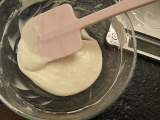 新手奶油小西饼——少油少糖,稍稍搅拌,调成面糊。