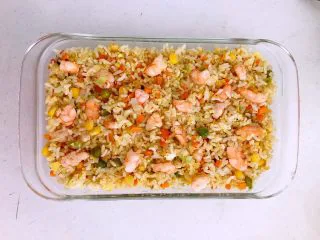 什锦虾仁焗饭,什锦虾仁炒饭做好了，盛到焗饭盘中