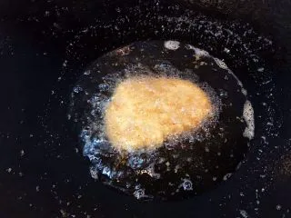 美味的日式炸猪排,翻面