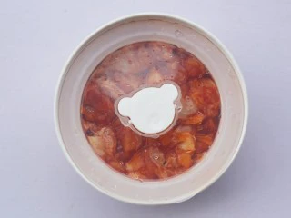 骨头都啃光的奥尔良鸡翅根,盖上盖子，放冰箱冷藏18到24小时。