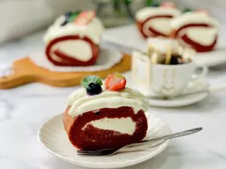 红丝绒蛋糕卷,不能再玩了开吃😋一杯咖啡☕️一块蛋糕🍰开启一个人的下午茶