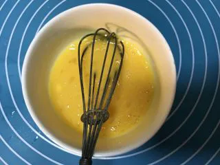 酥掉渣的桃酥,鸡蛋全蛋用手动打蛋器打散，分一部分出来待用。