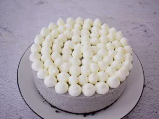 黑芝麻慕斯蛋糕,小心的挤在慕斯蛋糕上