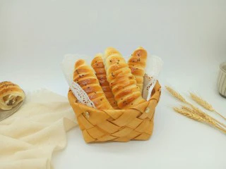 #甜味#毛毛虫豆沙面包,色泽金黄，外酥里软，一口下去超级满足(^_^)