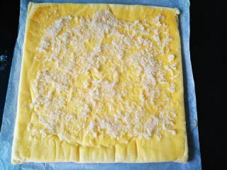 椰蓉蜂蜜蛋糕卷,均匀抹在蛋糕上