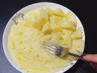 牧羊人派(Shepherd’s pie),用叉子压成土豆泥。