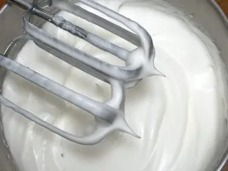 咖啡玉枕蛋糕,再次搅打50圈，硬挺的蛋白霜就完成了。