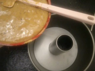 红糖枣泥蛋糕,倒入模具中我用的是一个7寸中空模具,如果你用6寸蛋糕会更加高一点