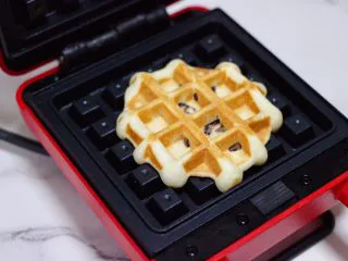 蜜豆酸奶华夫饼,盖上盖子开始烙至，看见华夫饼两面烙至金黄色即可，刚才大概需要2分钟左右。