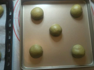 爆浆抹茶冰心面包,放在烤盘上。一般烤盘上放一张油纸