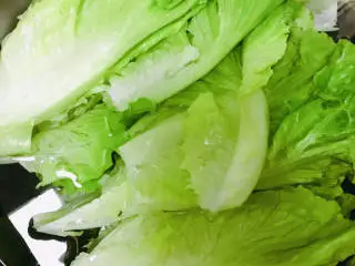 烤五花肉（奥尔良烤翅味）,生菜洗干净后过下凉白开，用厨房纸巾擦掉多余水分