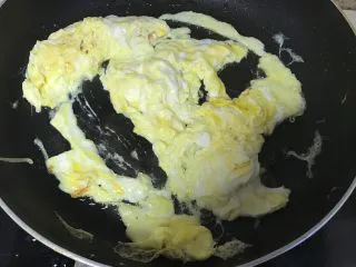 奶酪番茄鸡蛋面,油热后放入鸡蛋滑散。