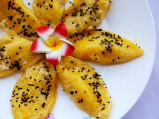 香甜酥脆的香蕉蛋挞酥,入烤箱200度上下火烤5分钟即可出炉。