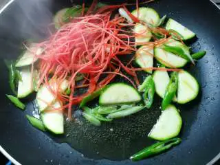 月半弯炒(拌)面,青椒、葱白、南瓜片翻炒出香味后,下胡萝卜丝;