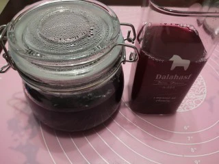 百变水果 蓝莓酱,煮蓝莓酱的锅中倒入清水,开火洗锅,这样一杯蓝莓汁也有了😂