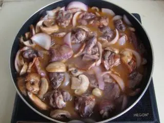 法国家常菜：红酒烩鸡,撒少量面粉，倒入腌鸡肉的料汁，加水齐平，炖熟