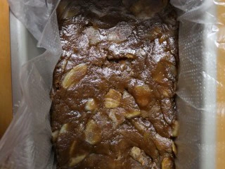 红糖全麦杏仁曲奇,将面团倒入模具,用硅胶刮刀压实压平。