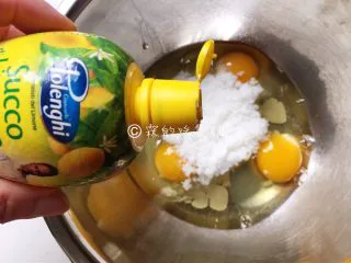 黑米蜂蜜小蛋糕,鸡蛋放入无水无油的干净容器中,加入细砂糖和蜂蜜,再滴入几滴柠檬汁。