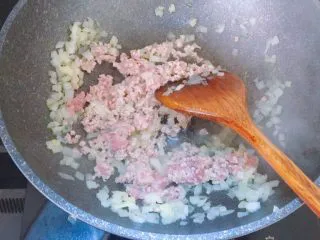 番茄蘑菇肉酱意大利面,接着放入肉末,炒至变色