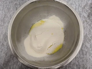 无油肉松蛋糕卷,过筛的低筋面粉,倒入蛋黄糊中